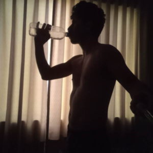 Hombre atiende a mujeres